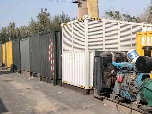 四更镇200KW柴油发电机机组每小时油耗是多少？